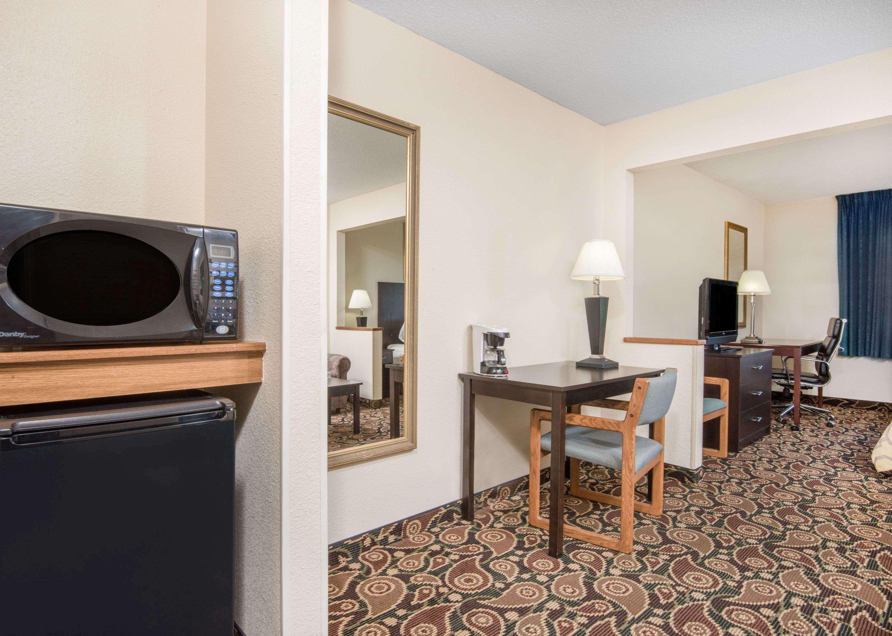 Baymont By Wyndham Casper East Hotel Evansville Exterior photo